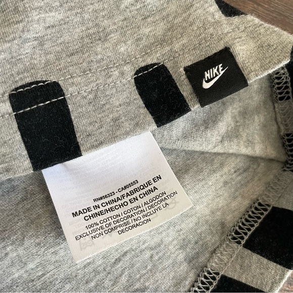 2🍒/$36~Nike AOP Graffiti Style Gray Crop Top~Medium - Picture 10 of 15